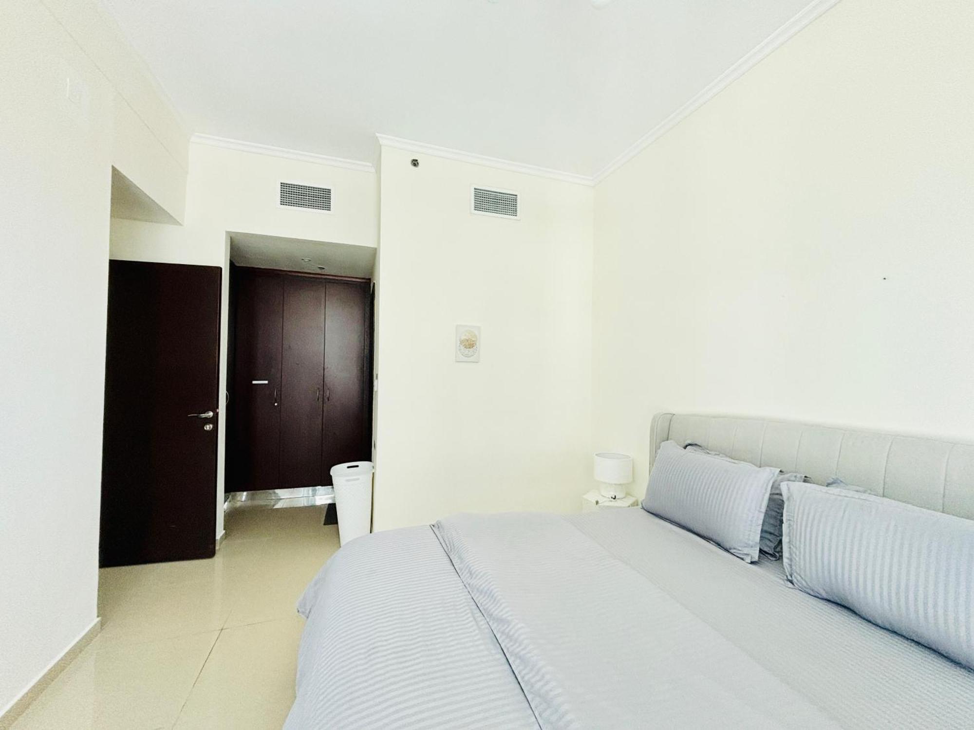 Апартаменти Luxury One Bedroom In Marina